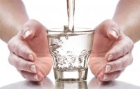 Сколько пить воды при гипертонии: можно ли выпивать много?
